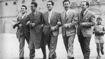 La delantera eléctrica del Valencia a las puertas de Mestalla: Epi, Amadeo, Mundo, Asensi y Gorostiza.