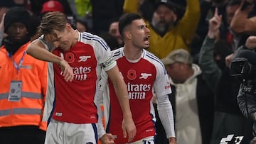 Arsenal's Brazilian midfielder #11 Gabriel Martinelli (C) celebrates after scoring the opening goal of the English Premier League football match between Chelsea and Arsenal at Stamford Bridge in London on November 10, 2024. (Photo by Glyn KIRK / AFP) / RESTRICTED TO EDITORIAL USE. No use with unauthorized audio, video, data, fixture lists, club/league logos or 'live' services. Online in-match use limited to 120 images. An additional 40 images may be used in extra time. No video emulation. Social media in-match use limited to 120 images. An additional 40 images may be used in extra time. No use in betting publications, games or single club/league/player publications. /