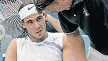 <b>DOLORIDO. </b>Nadal, en el momento de ser atendido por el fisioterapeuta Novotny tras el primer set.