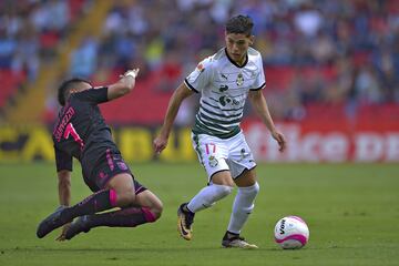 Una de las mayores sorpresas en Torreón fue la caída de Arteaga del cuadro titular de Santos. Joven y talentoso, comenzaba a llamar la atención de los grandes clubes de México, pero de manera extraña fue cambiado en la lateral izquierda por Jorge Villafaña. 