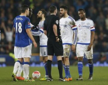 Diego Costa la lía al morder a un rival y escupir al árbitro en el Everton-Chelsea de la FA Cup.