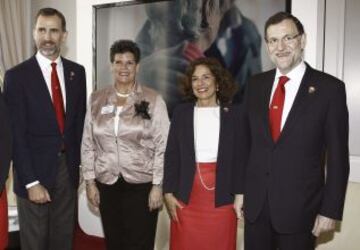 El Príncipe Felipe, el presidente del Gobierno español, Mariano Rajoy (d), y la alcaldesa de Madrid, Ana Botella (2-d), posan con la miembro del COI Nicole Hoevertszen en el Hotel Palace de Lausana donde la delegación española que presenta la candidatura de Madrid para organizar los Juegos de 2020 mantendrá diversas entrevistas, a puerta cerrada, con los miembros del COI que se interesen por el proyecto.