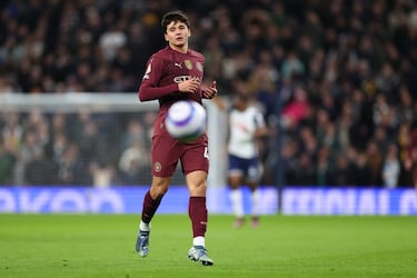 Khusanov es un prometedor defensa central uzbeko nacido el 29 de febrero de 2004 en Tashkent. Con 21 años, ha logrado consolidarse en el fútbol europeo y actualmente juega en el Manchester City, equipo al que llegó en enero de 2025. Su valor de mercado ha alcanzado los 35 millones de euros, reflejando su crecimiento y rendimiento en la Premier League.