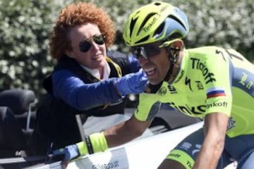 Alberto Contador es atendido tras la caída.