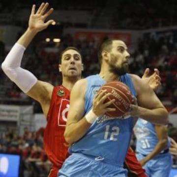 Pablo AGuilar y Germán Gabriel durante un partido entre el Estudiantes y el CAI el 8 de febrero.