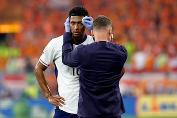 Jude Bellingham es atendido por un sanitario durante el duelo frente a la selección de Países Bajos.