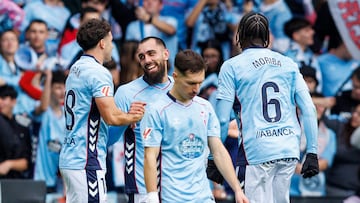 Borja Iglesias celebra con Pablo Durán e Ilaix Moriba un tanto del Celta contra el Valencia.