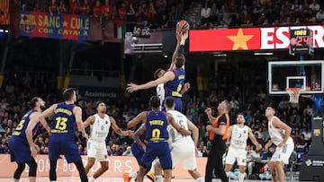 Edy Tavares y Jan Vesely disputan el salto entre dos en el Clásico de la primera vuelta de la Euroliga en el Palau, el 7 de noviembre, que terminó con victoria del Real Madrid por 92-101.