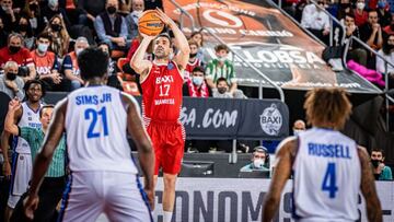 Rafa Martínez lanza durante el Baxi Manresa-Treviso en la Champions FIBA.