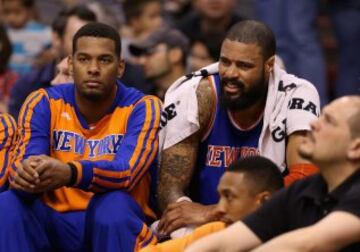 Tyson Chandler (6) en el banquillo.