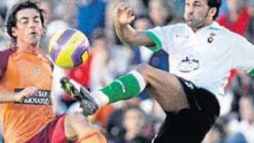 <b>DESAPARECIDO. </b>Javi Guerrero apenas participó ayer en el juego ofensivo del Decano. El madrileño tocó muy pocos balones.