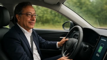 Gustavo Petro conduciendo un vehículo eléctrico, carro que según la IA sería el apropiado para el mandatario.