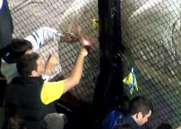 Momento en el que los hinchas de Boca hacen un agujero en la manga por la que debían entrar los jugadores, y lanzan gas pimienta a la ventilación del tunel, cuando el equipo de Gallardo se disponía a salir a la cancha