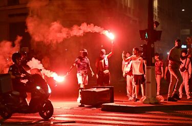Aficionados del Paris Saint-Germain (PSG) se congregan con bengalas en las calles de París, durante las celebraciones tras su victoria por 5-0 en la final de la UEFA Champions League.
