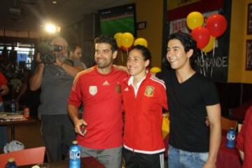 12/06/15 FUTBOL FEMENINO MUNDIAL DE CANADA
La expedición española al completo visitó la Casa Española en Montreal. Las 23 internacionales fueron recibidas como auténticas estrellas