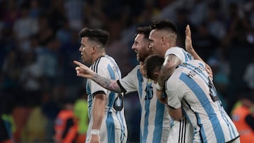 AMDEP331. SANTIAGO DEL ESTERO (ARGENTINA), 28/03/2023.- Lionel Messi (c) de Argentina celebra su tercer gol hoy, en un partido amistoso entre las selecciones de Argentina y Curazao en el estadio Único Madre de Ciudades en Santiago del Estero (Argentina). EFE/ Juan Ignacio Roncoroni
