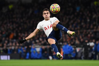 Lopetegui le subió al primer equipo, aunque fue Solari quien le hizo debutar y le dio galones de titular en el costado zurdo de la zaga en detrimento de Marcelo. Se trabajó a pulso su llegada a la élite: en su momento no dudó en aceptar dos cesiones a la UD Logroñés para coger experiencia en Segunda B antes de hacerse un hueco en el Castilla. Sevilla, donde estuvo cedido, y Manchester United lo cortejaron, pero el Tottenham se llevó el gato al agua. Se fue con 22 partidos con el primer equipo en su bagaje.