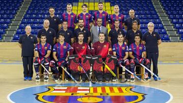 La plantilla del F.C. Barcelona de hockey patines posa para la foto oficial.