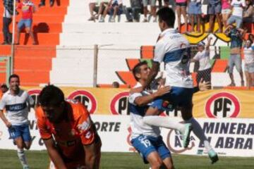 Pulgar celebra su gol con Gonzalez