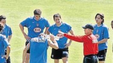 <b>TITULARES. </b>Aguirre conversaba ayer con los hombres que iniciarán el partido frente al Getafe.