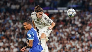 MADRID, 16/09/2025.- El defensa del Real Madrid Álvaro Carreras (d) despeja de cabeza junto a Mason Greenwood, del Olympique de Marsella, durante el partido de la primera jornada de la Liga de Campeones que Real Madrid y Olympique de Marsella disputan este martes en el estadio Santiago Bernabéu. EFE/Daniel González