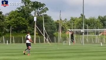 La gran reacción de Cortés ante un remate de mitad de cancha