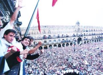 Aficionados del Salamanca abarrotan la Plaza Mayor para celebrar el ascenso de "La Uni¨®n" a primera divisi¨®n en la temporada 96/97.