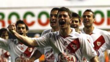 <b>FELICIDAD. </b>Piti celebra exultante el gol del triunfo ante el Betis.