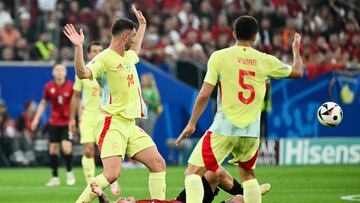 Laporte y Vivian, en una acci¨®n del Albania-Espa?a disputado en D¨¹sseldorf.