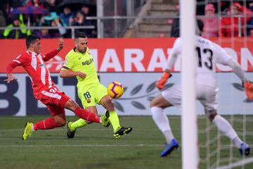 El jugador del Barcelona, Jordi Alba, trata de controlar el balón ante el defensa del Girona, Pedro Porro.
