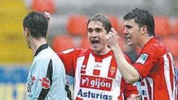 <b>PROTESTAS. </b>Dos jugadores del Sporting reclaman una tarjeta al árbitro en un partido muy disputado.