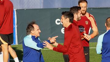 El Profe Ortega y Savic, en un entrenamiento del Atlético.