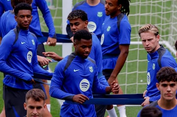 De Jong y Ansu Fati durante el entrenamiento.
 

