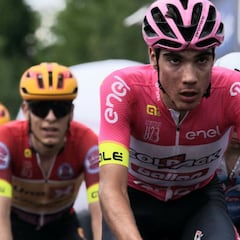 Ayuso, a un paso de la historia: sigue líder tras sufrir una caída