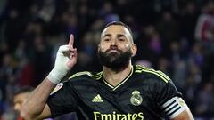 Benzema celebra uno de sus goles al Valladolid.