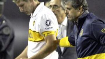 <b>LOS DÍAS CONTADOS</b>. El técnico de Boca seguirá al frente del equipo hasta la finalización de Clausura y mientras el club le busca un sustituto. Palermo, que abandona con él el campo tras caer con Rosario en la imagen, también podría salir del club boquense.