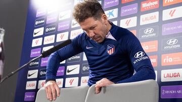 Simeone calibrando la altura de las sillas antes de hablar en la previa del Cádiz-Atlético ante los medios.