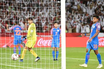 Los jugadores de la India cabizbajos después del gol de EAU