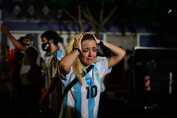 Aficionados argentinos se congregaron en la Plaza del Obelisco en Buenos Aires como homenaje a Diego Armando Maradona y llorar juntos su pérdida