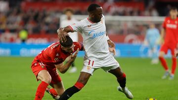 SEVILLA, 02/12/2024.- El centrocampista del Osasuna Iker Muñoz (i) disputa un balón con el delantero del Sevilla Dodi Lukebakio (d) durante el partido de LaLiga que se disputa este lunes en el estadio Sánchez-Pizjuán de Sevilla. EFE/José Manuel Vidal