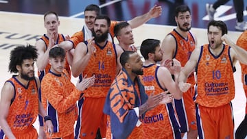 Los jugadores del Valencia celebran el triunfo frente al CSKA Moscú en la 24ª jornada de la Euroliga.