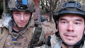 Los escaladores y alpinistes Alexander Zakolodny y Grigory Grigoryev, vestidos de militares por el ejército de Ucrania, haciéndose un selfie.
