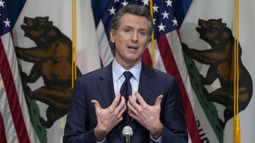 El gobernador de California, Gavin Newsom, describe su propuesta de presupuesto estatal 2021-2022 durante una conferencia de prensa en Sacramento, California. 