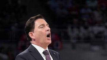 VITORIA, 26/04/2026.- El entrenador del Barcelona, Xavi Pascual, durante el partido de liga ACB entre el Baskonia y el F.C. Barcelona, este domingo, en el Fernando Buesa Arena de Vitoria. EFE/ Adrian Ruiz Hierro