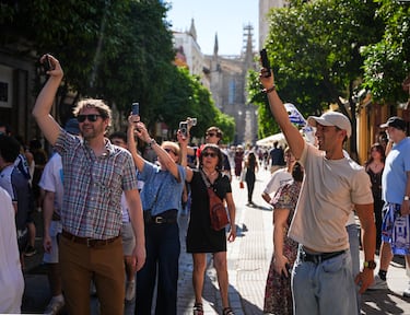 Ambiente de previa futbolística en el centro de Sevilla antes del Atlético de Madrid–Real Sociedad.