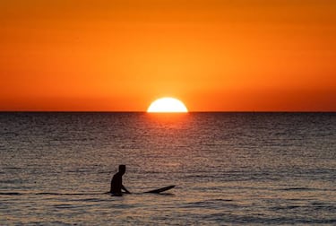 Chiclana prohibe el surf e indigna a la comunidad surfera local