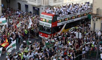 Los jugadores del Elche celebraron con la ciudad su vuelta a la categoría de plata.