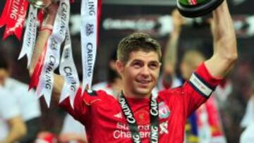 Steven Gerrard levanta el trofeo de la Copa de la Liga en Wembley.