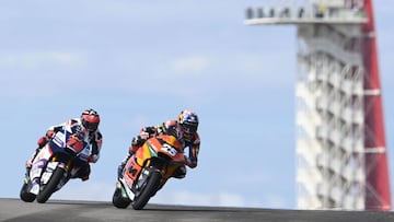 Ra&uacute;l Fern&aacute;ndez pilota por delante de Arenas durante los libres de Moto2 en el GP de las Am&eacute;ricas. 