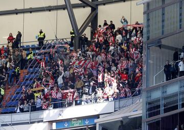 Los aficionados desplazados del Girona celebran por todo lo alto la victoria histórica de su equipo en el estadio Santiago Bernabéu.